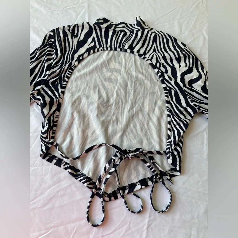🔴 4/$12 NWOT Black & White Zebra Print Backless Crop Top Size Large - Picture 7 of 11